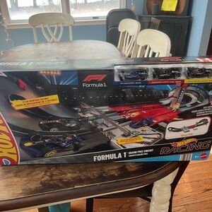 Formula 1 Grand Prix Circuit Playset - Red and Black 40